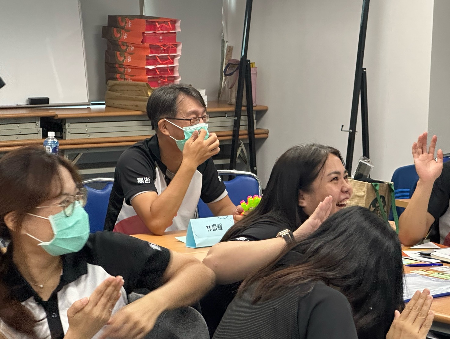 孟老師分享,同仁們專心聽講互動熱烈