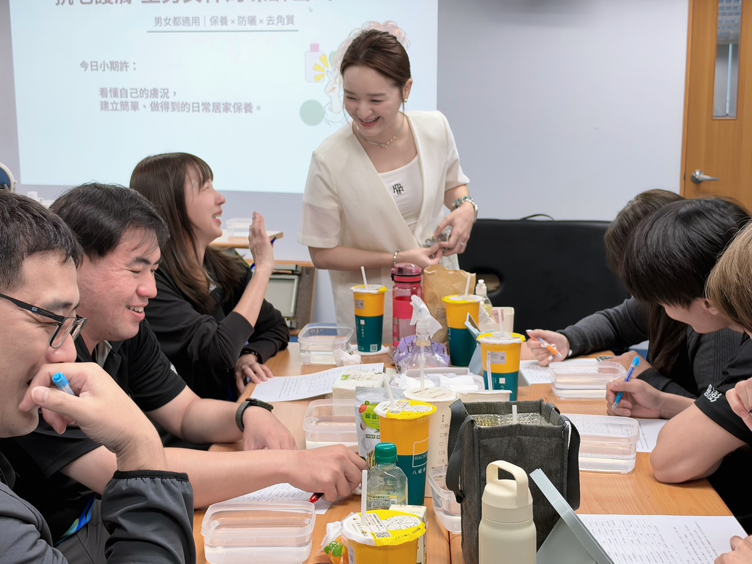彩妝師與嘉澎夥伴在保養課上開心互動